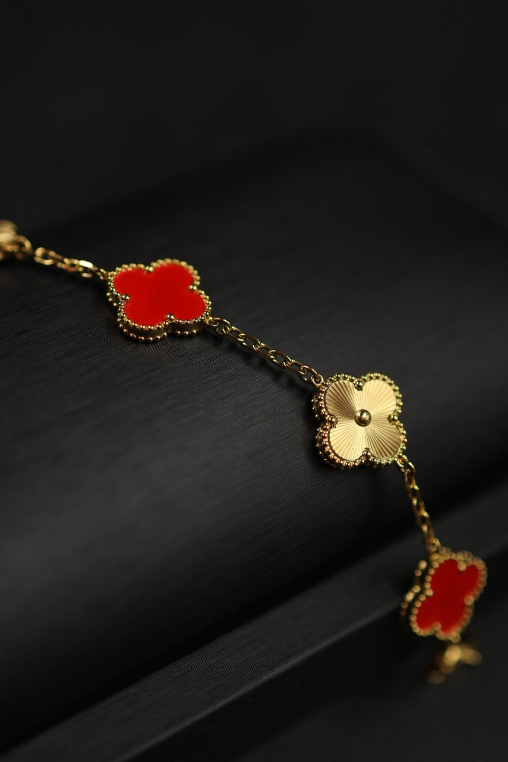 Pulsera Trébol Rojo- Láser Dorado.