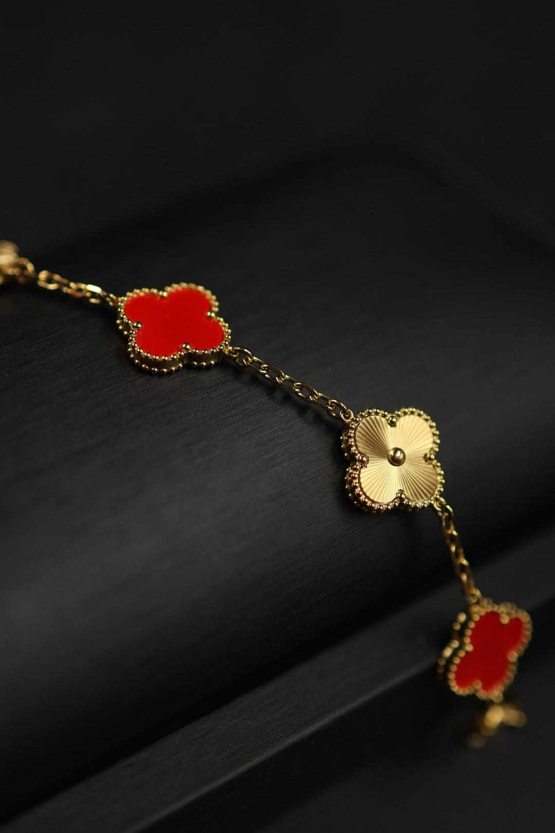 Pulsera Trébol Rojo- Láser Dorado.