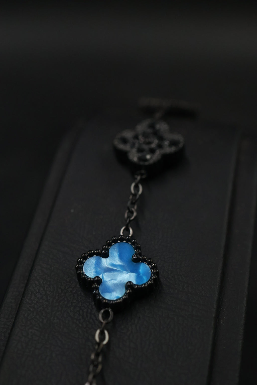 Pulsera Trébol Azul Rey Mármol- Zirconias Negras.