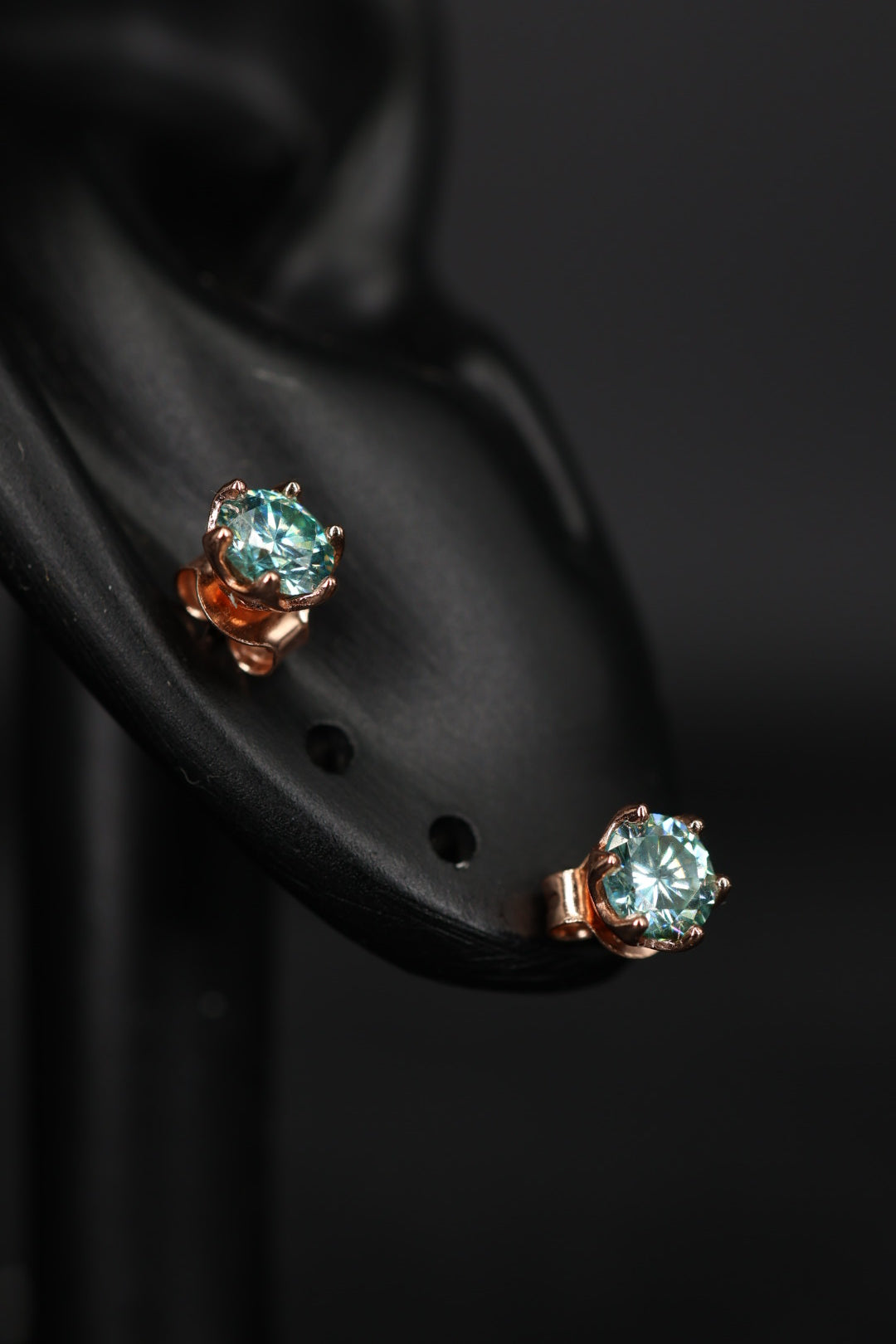 Aretes Plata .925 Baño de Oro Rosa - Moissanita Blue 0.5 ct.