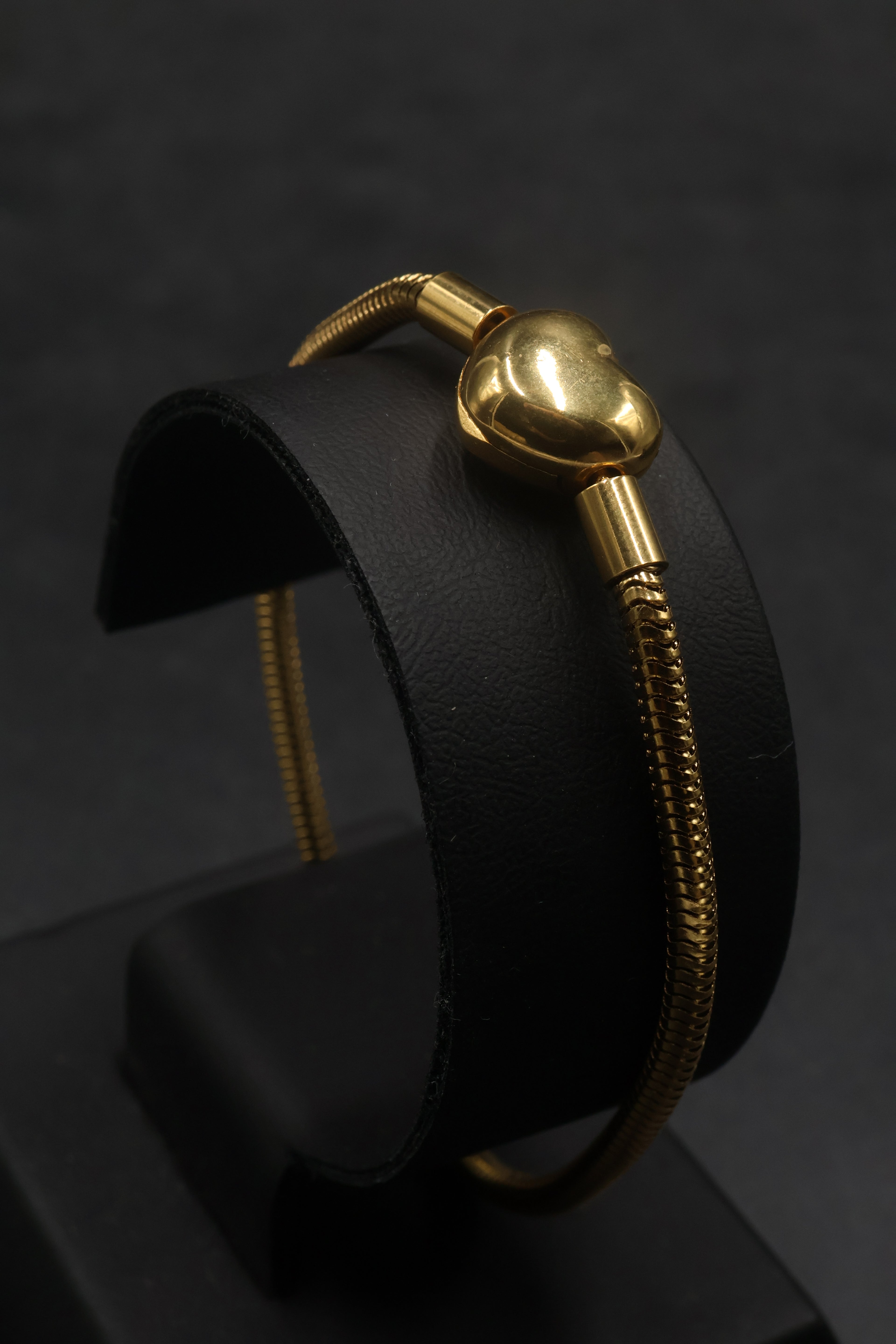 Pulsera dorada tipo Pandora 4.
