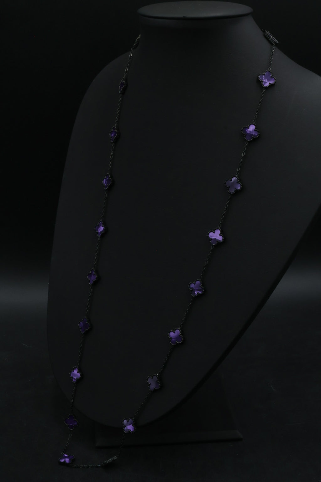 Collar Largo Trébol 13 mm Morado Marmolado. - Negro.