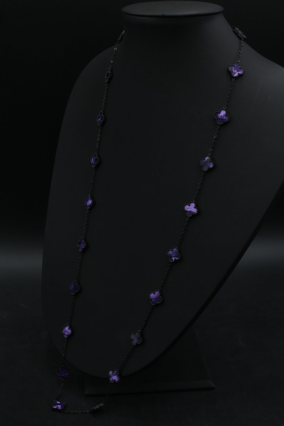 Collar Largo Trébol 13 mm Morado Marmolado. - Negro.