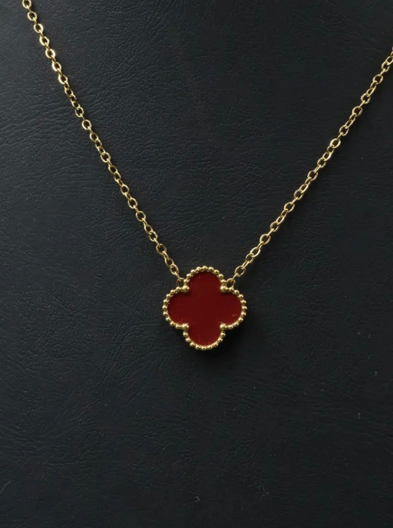 Collar 1 trébol - Dorado / Rojo.
