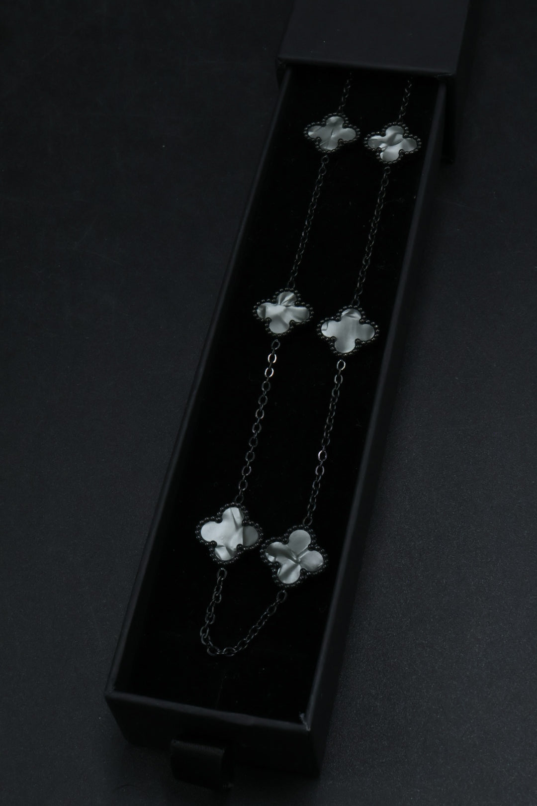 Collar Largo Trébol 13 mm Gris Marmolado. - Negro.