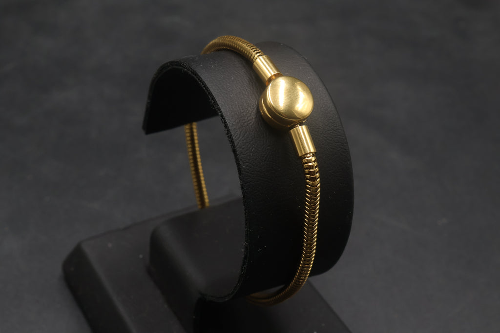 Pulsera dorada tipo Pandora 5.