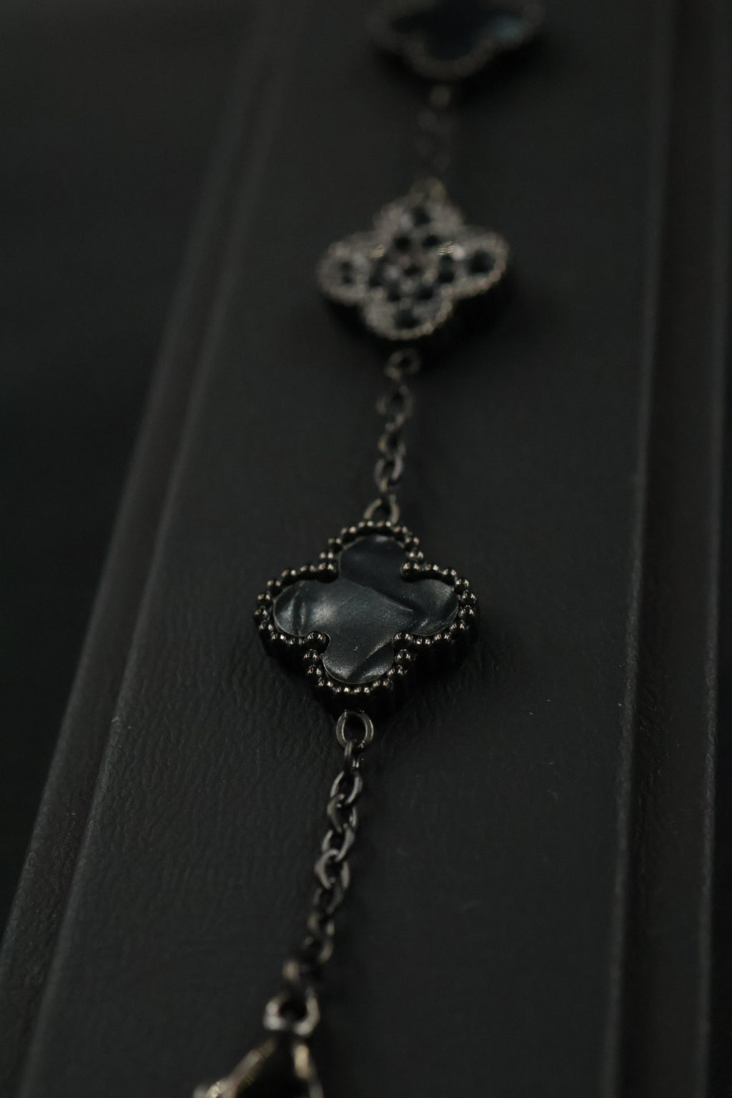 Pulsera Trébol Negro Mármol- Zirconias Negras.