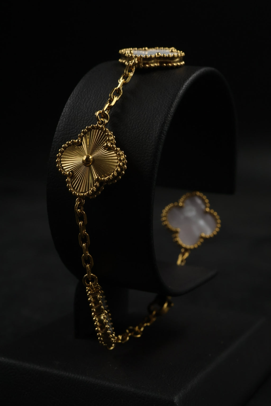 Pulsera Trébol Blanco Nácar - Láser Dorado.