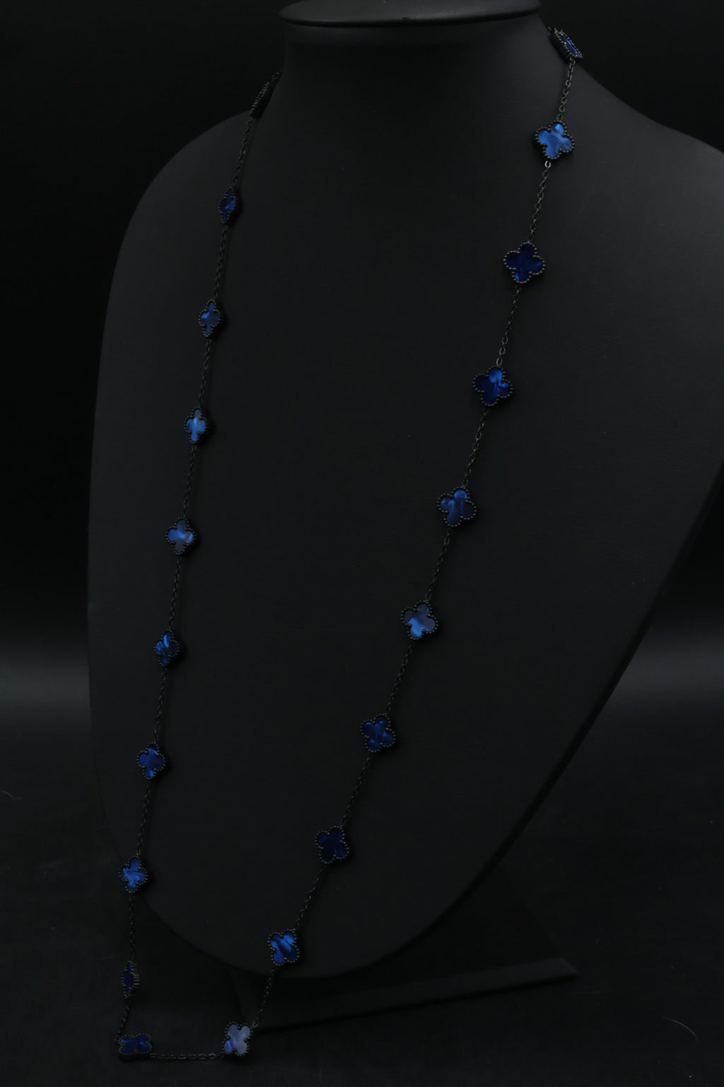Collar Largo Trébol 13 mm Azul Marmolado. - Negro.