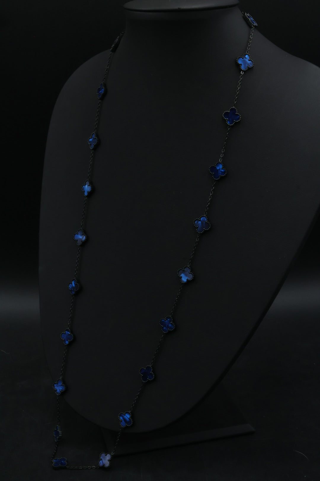 Collar Largo Trébol 13 mm Azul Marmolado. - Negro.