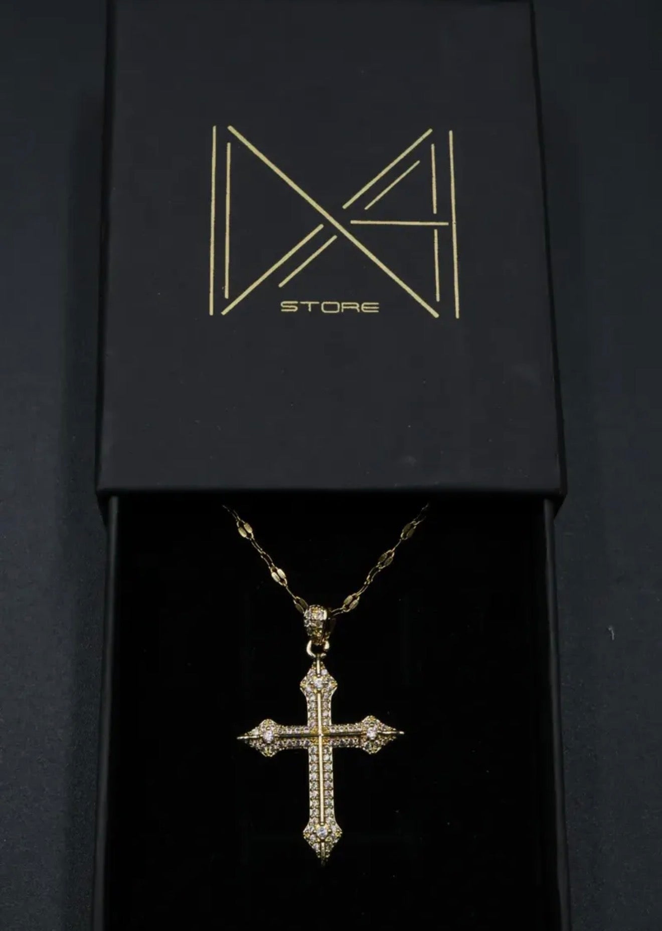 Collar con dije de Cruz con Zirconias.
