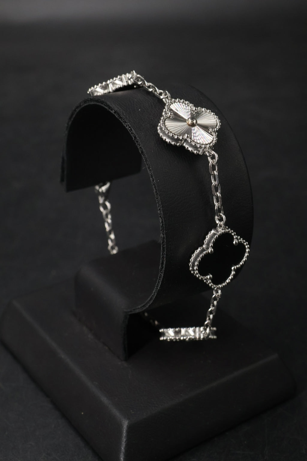 Pulsera Trébol Negro - Láser Plateado.