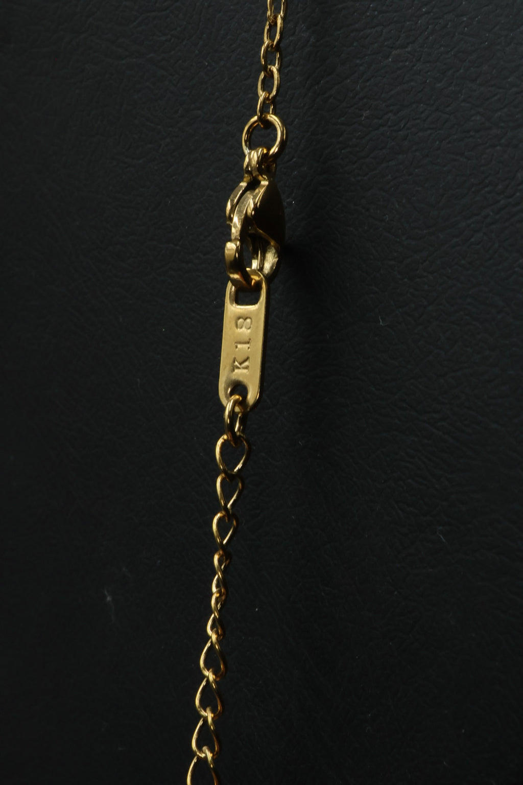 Collar Largo Trébol 13 mm Negro Marmolado. - Dorado.
