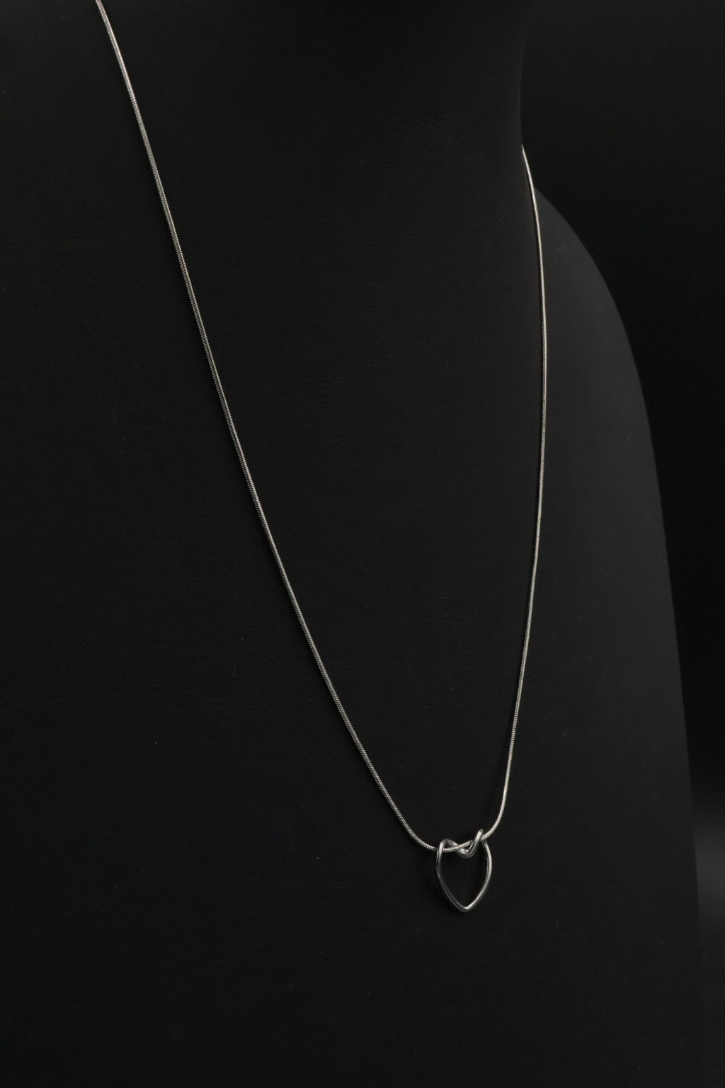 Collar con dije de Corazón Plateado.