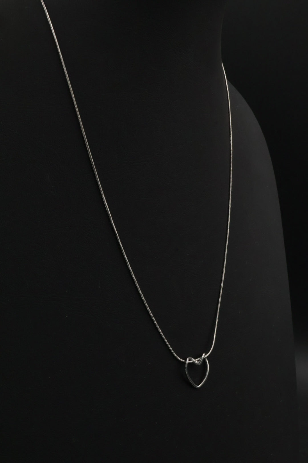 Collar con dije de Corazón Plateado.