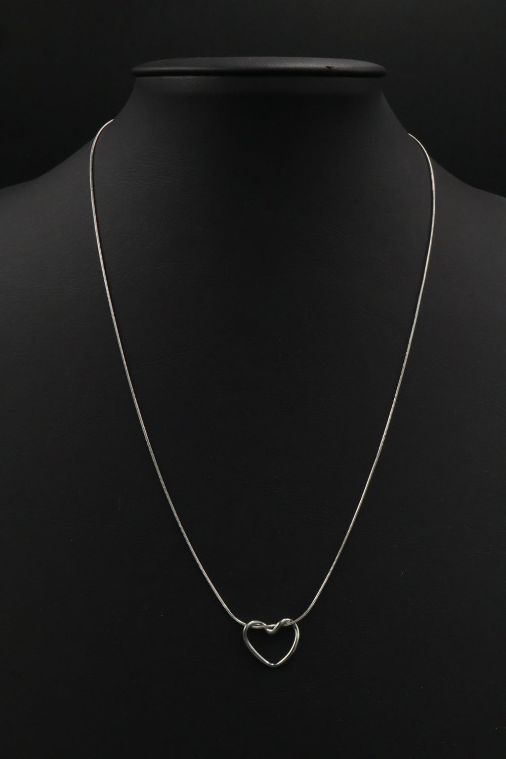 Collar con dije de Corazón Plateado.