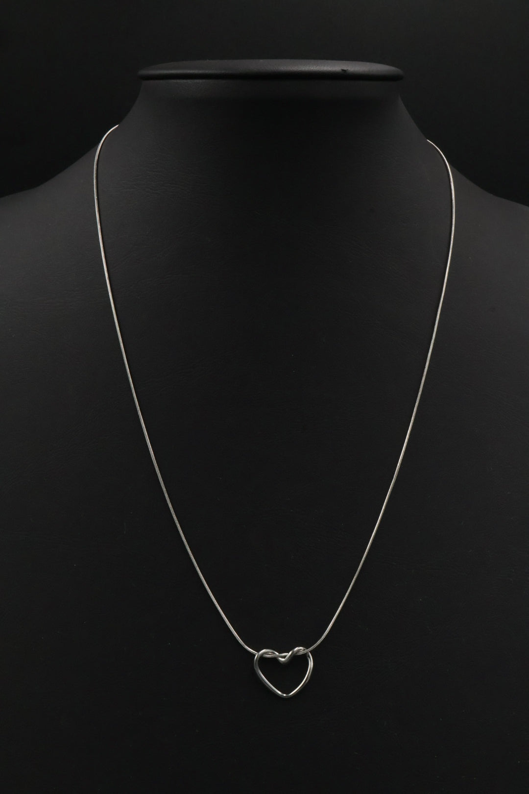 Collar con dije de Corazón Plateado.
