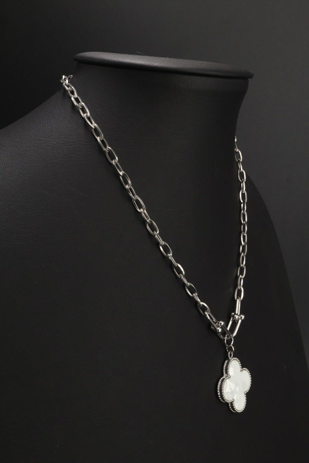 Collar Grande 1 trébol - Plateado / Blanco.