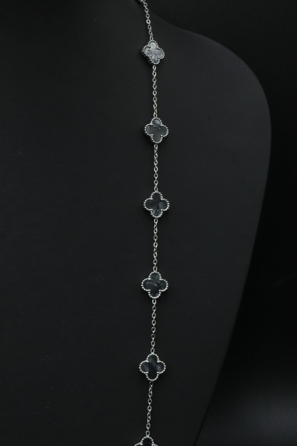 Collar Largo Trébol 13 mm Negro Marmolado. - Plateado.