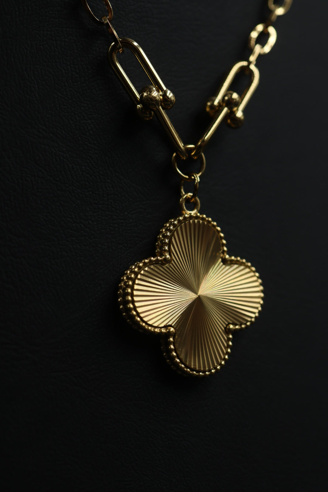 Collar Grande 1 trébol - Dorado / Láser.