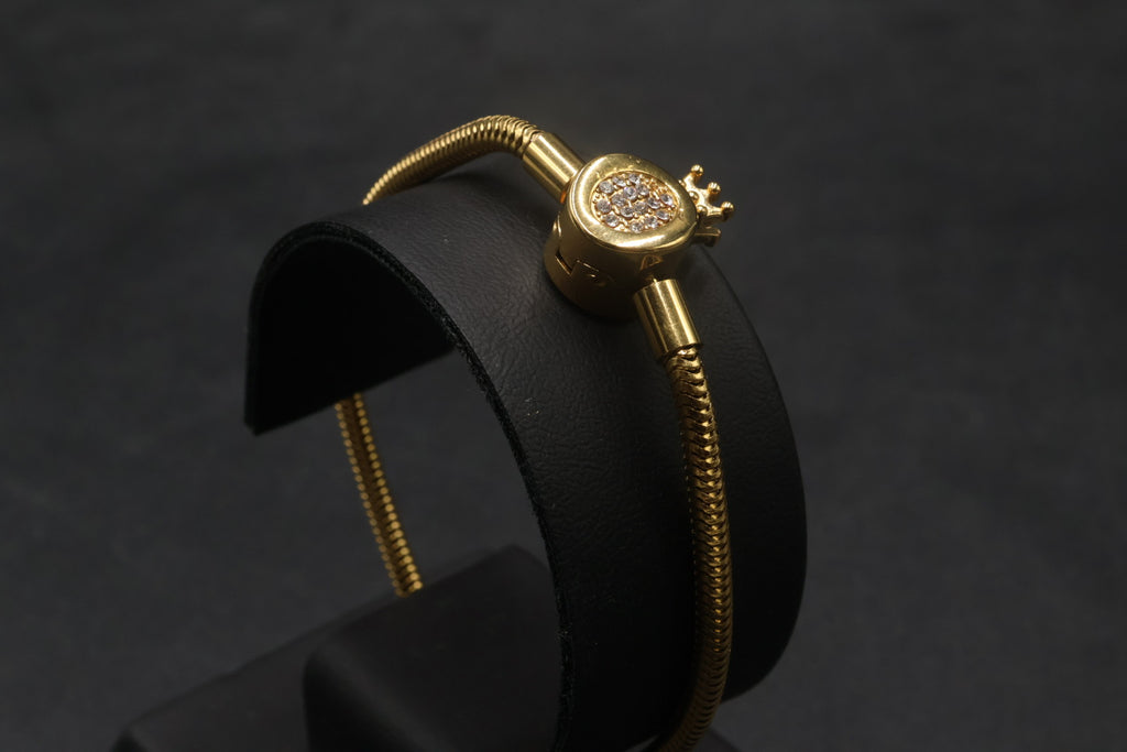 Pulsera dorada tipo Pandora 8.