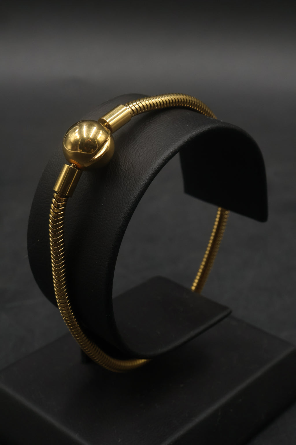 Pulsera dorada tipo Pandora 7.