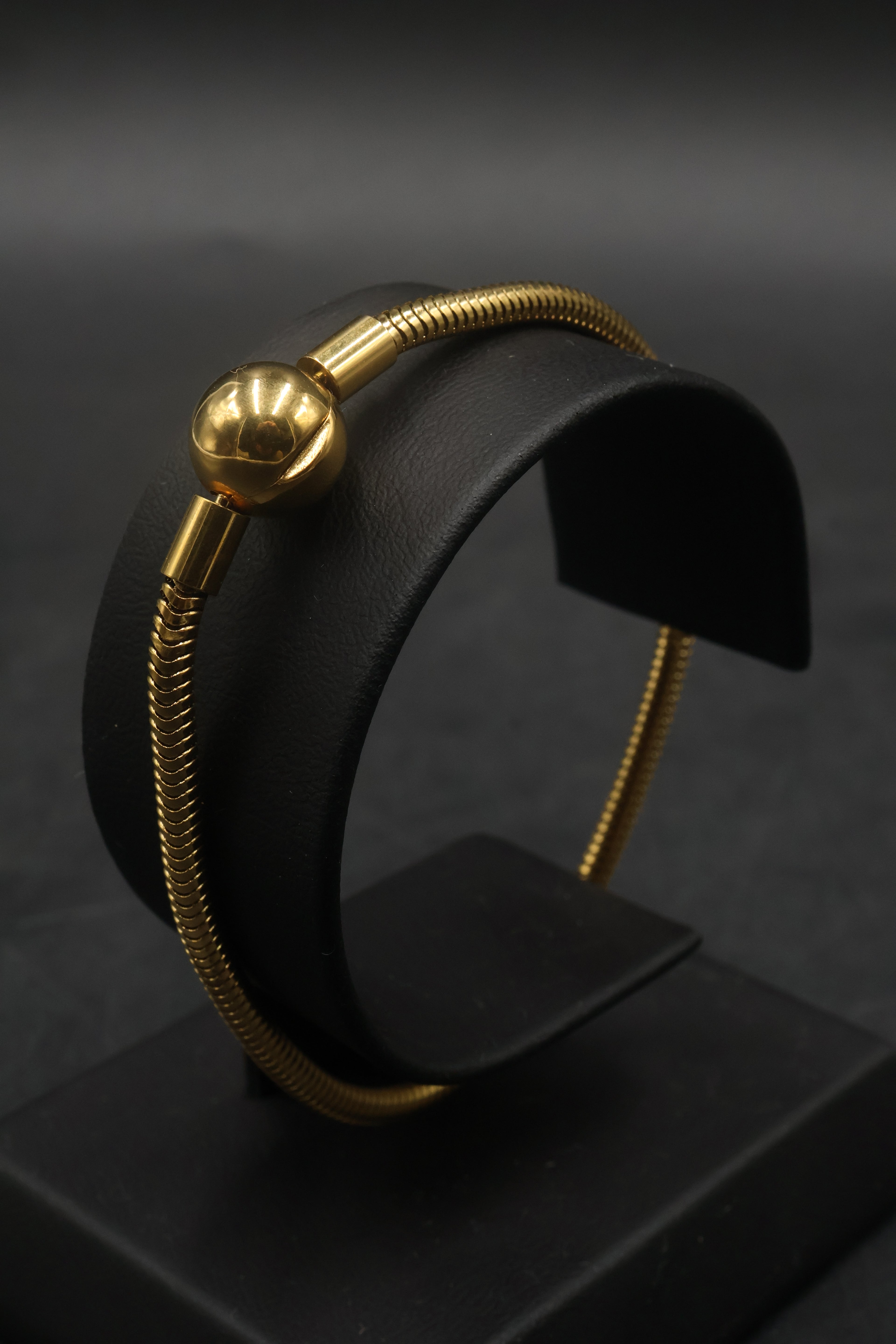 Pulsera dorada tipo Pandora 7.