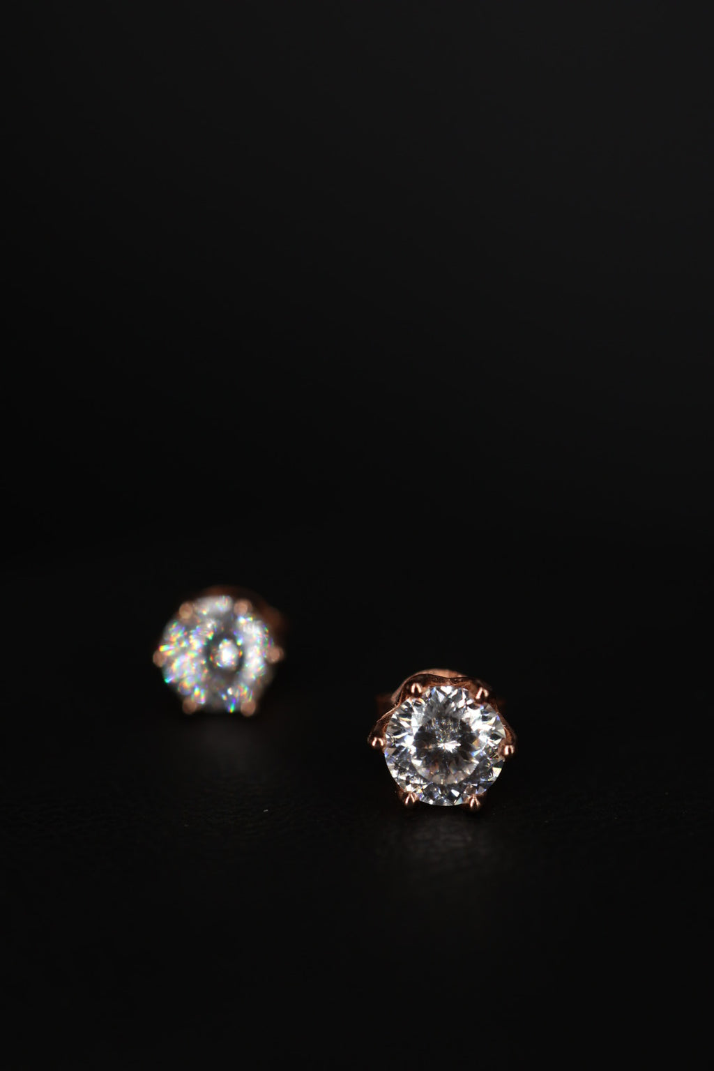 Aretes Plata .925 Baño de Oro Rosa - Moissanita D Love Cut 0.5 ct.