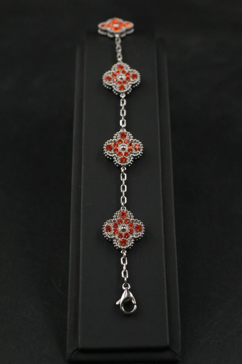 Pulsera Trébol Plateado - Zirconias Naranjas.