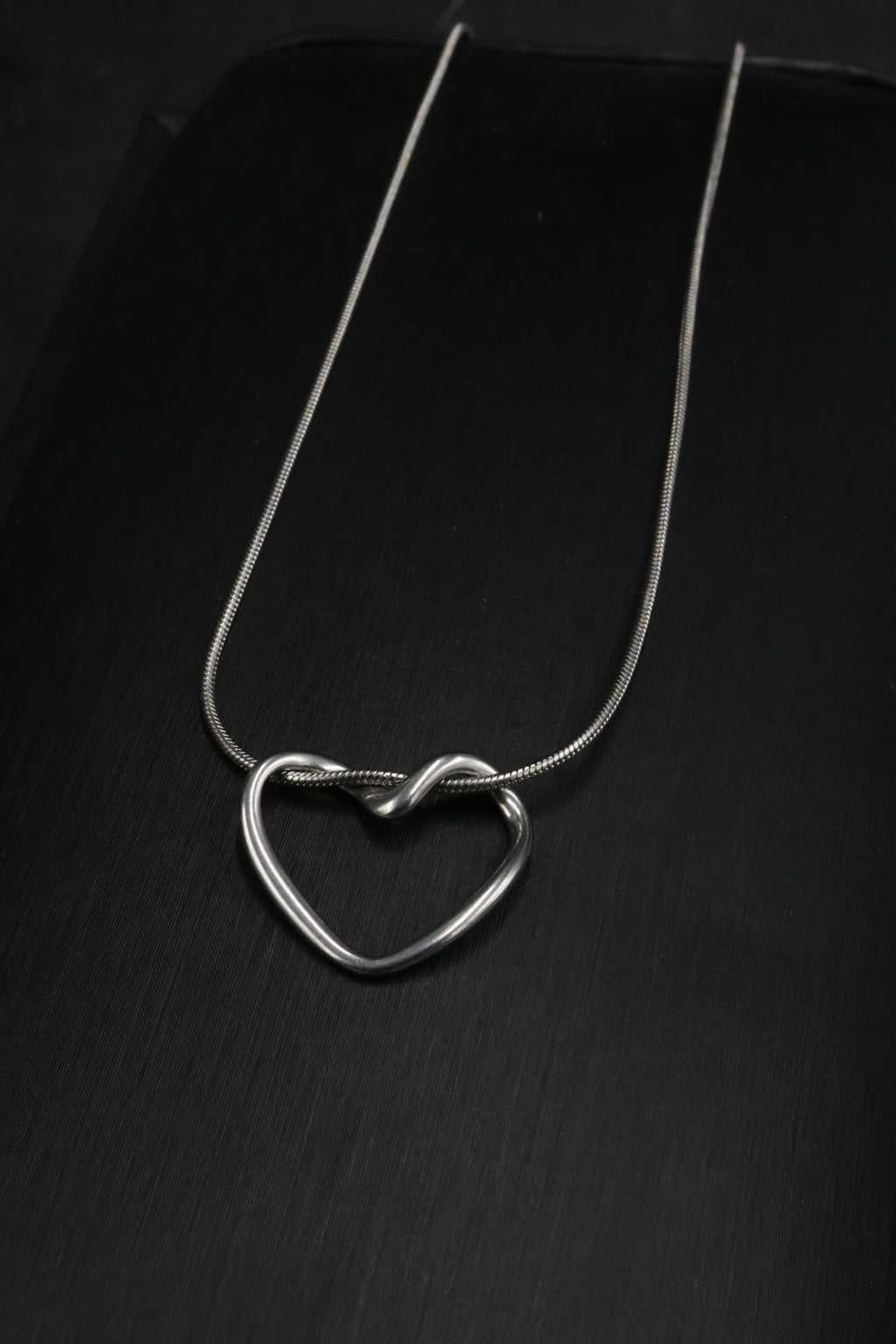 Collar con dije de Corazón Plateado.