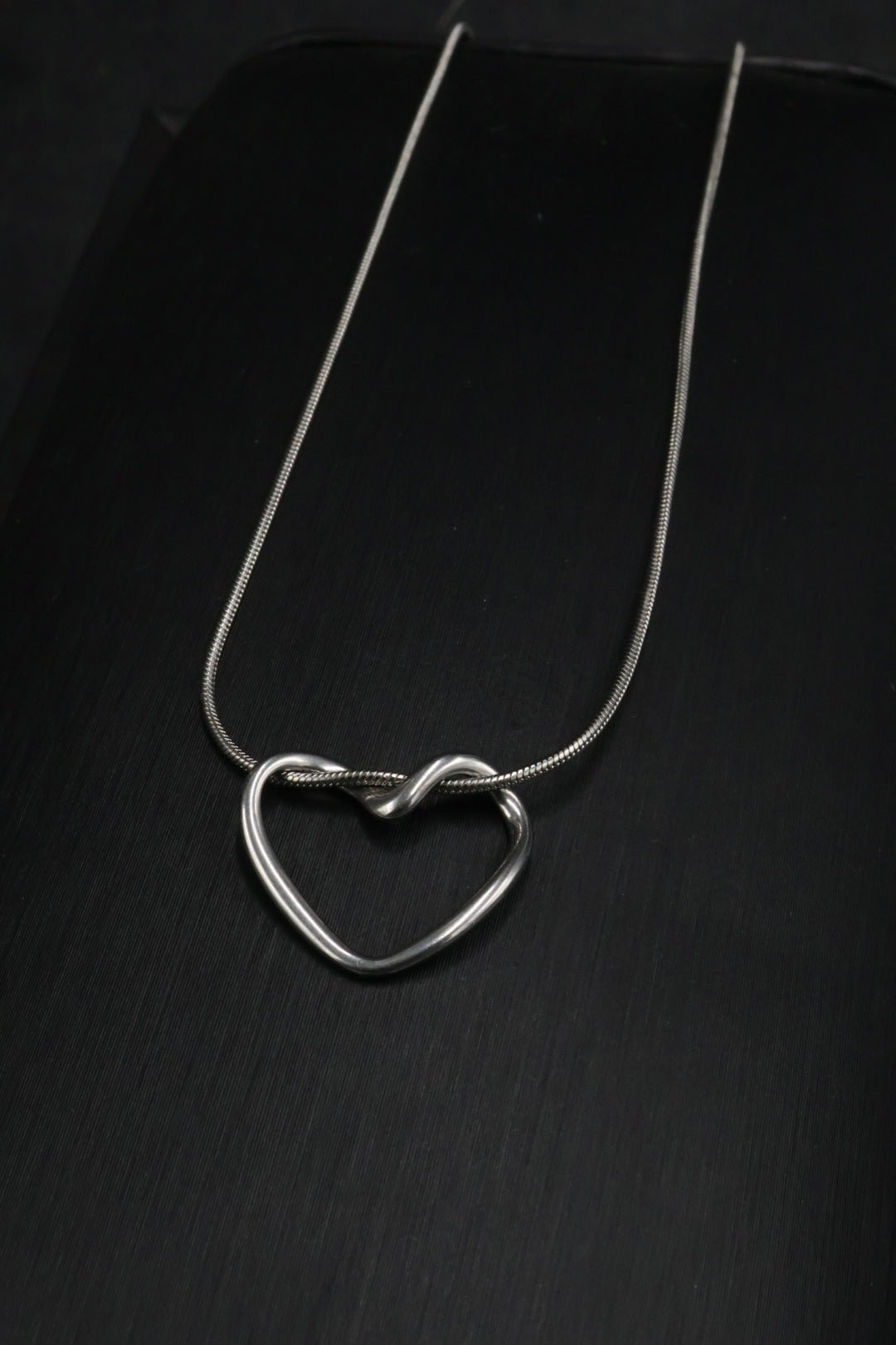 Collar con dije de Corazón Plateado.
