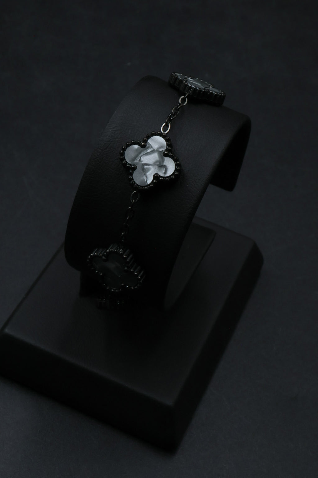 Pulsera Negra Trébol 13 mm Mármol - Blanco.