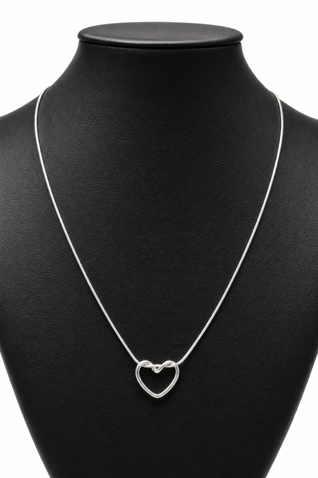 Collar con dije de Corazón Plateado.