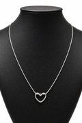 Collar con dije de Corazón Plateado.