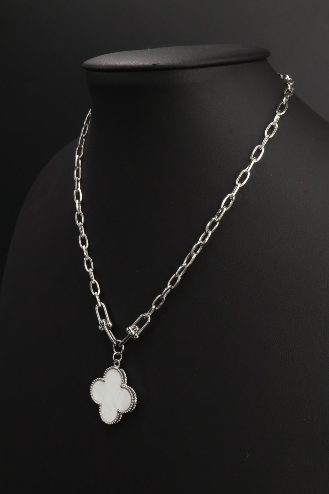 Collar Grande 1 trébol - Plateado / Blanco.