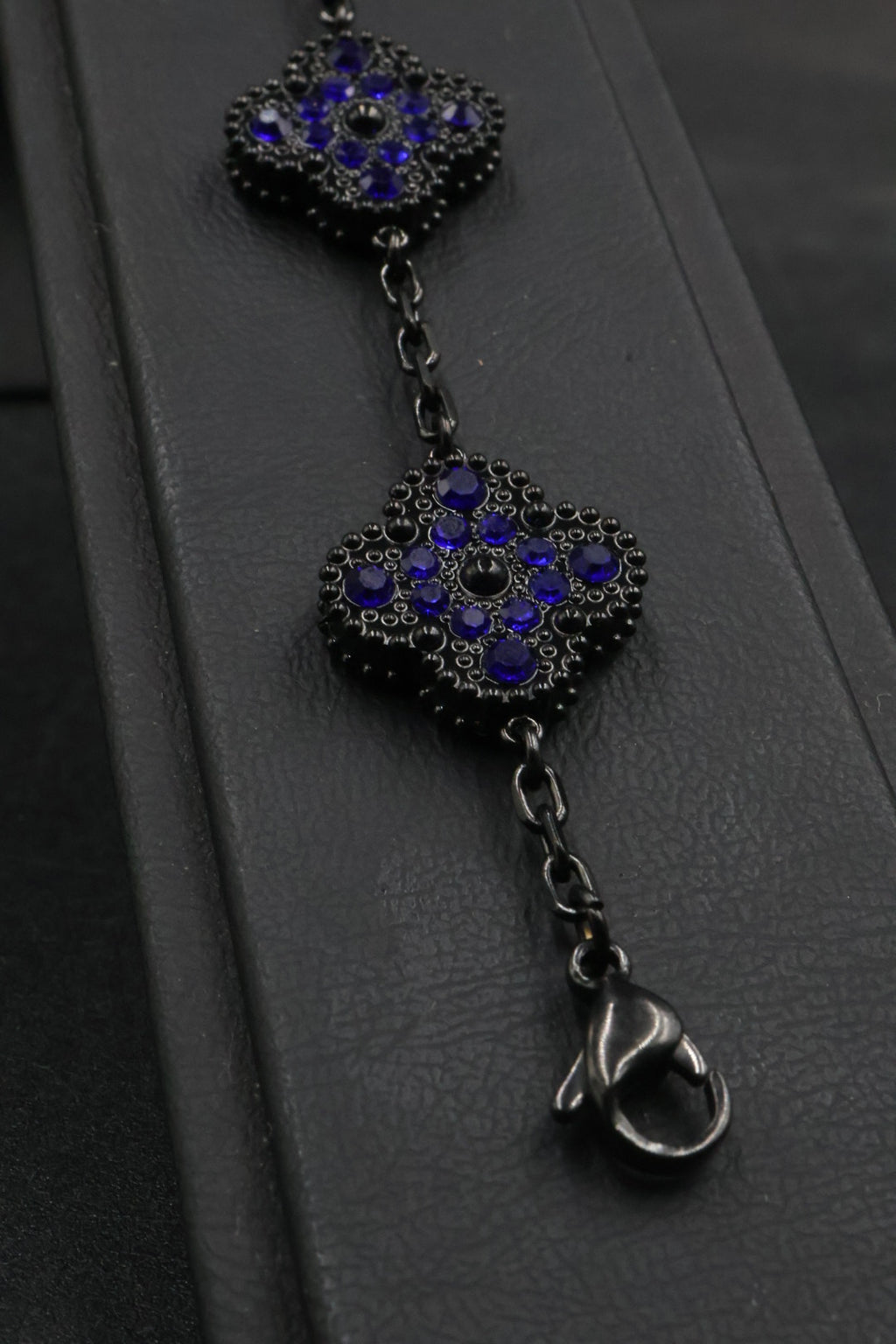 Pulsera Trébol Negro - Zirconias Azul.