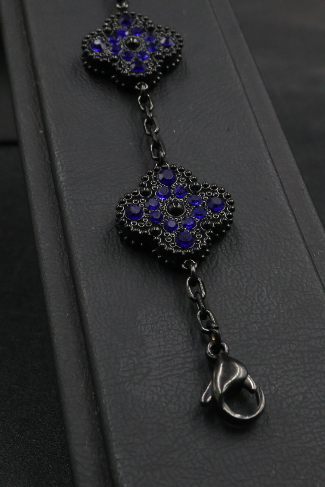 Pulsera Trébol Negro - Zirconias Azul.