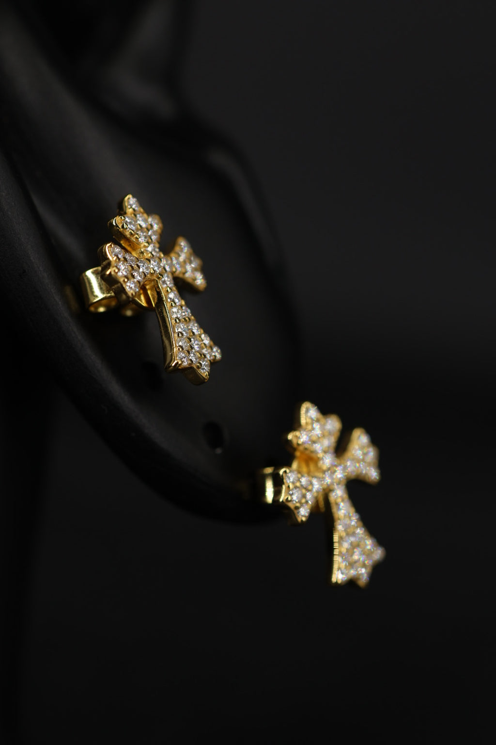 Aretes Cross Plata .925 Baño de Oro - Moissanita D 0.008 ct.