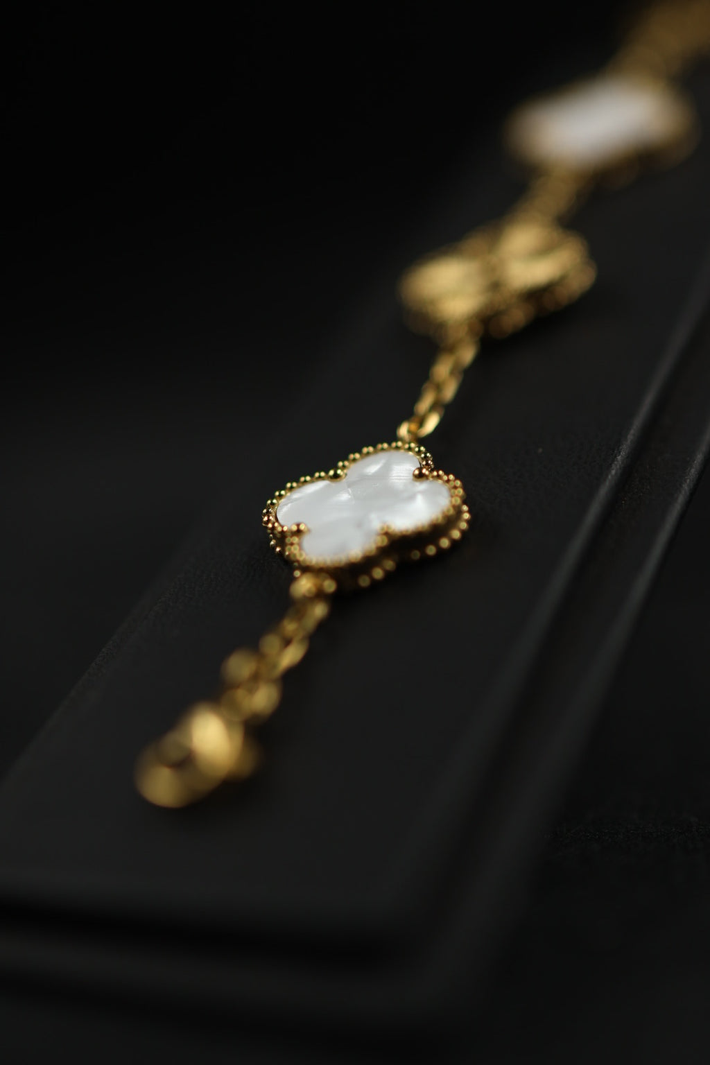 Pulsera Trébol Blanco Nácar - Láser Dorado.