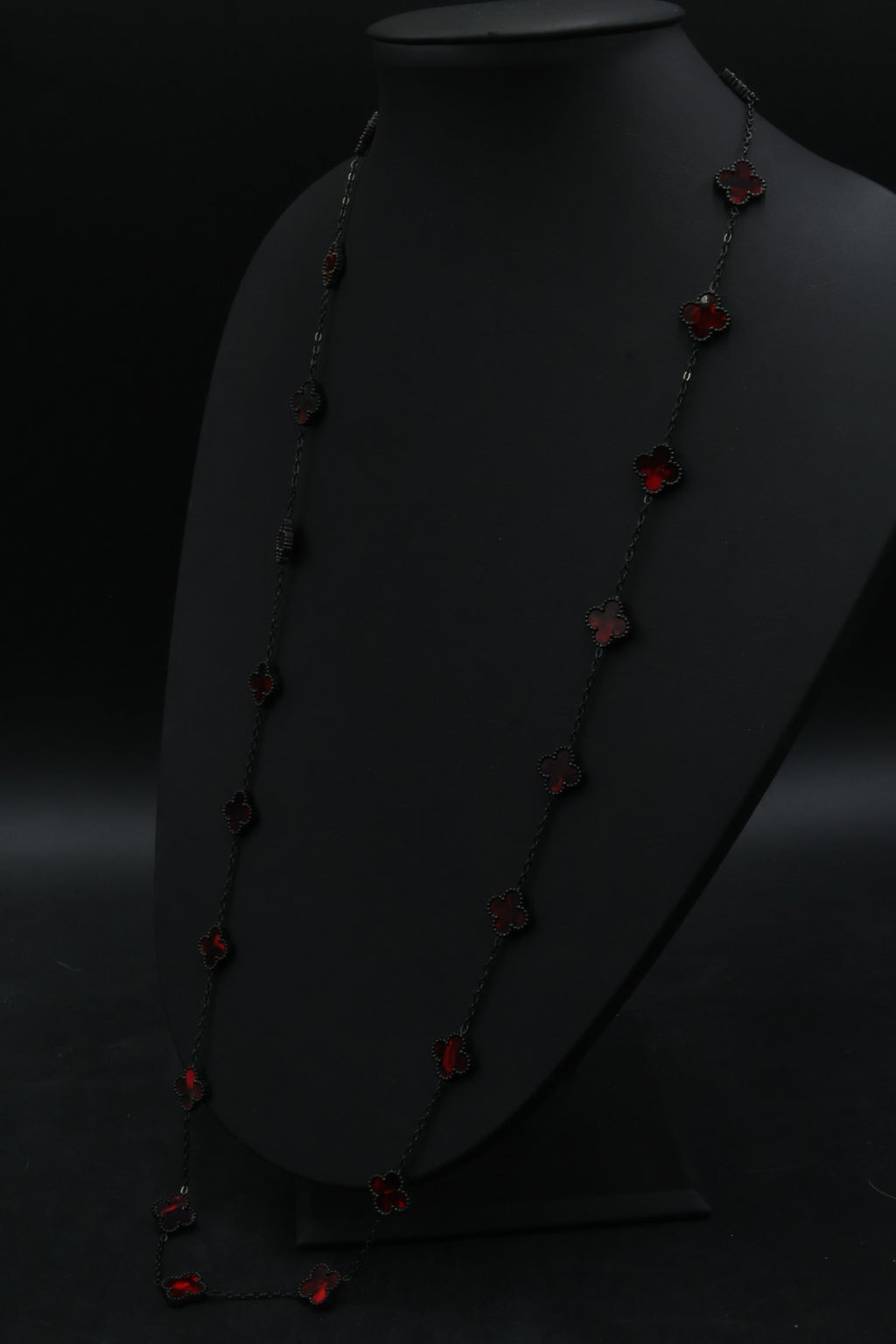 Collar Largo Trébol 13 mm Rojo Marmolado. - Negro.