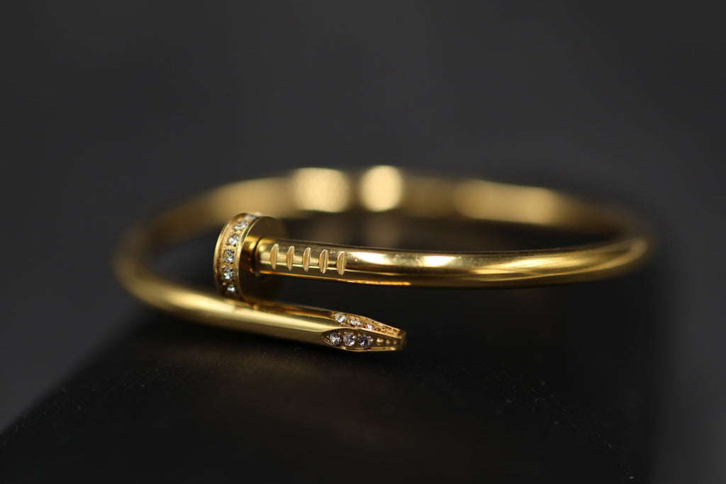 Pulsera Brazalete Clavo Drill - Dorado Zirconias.