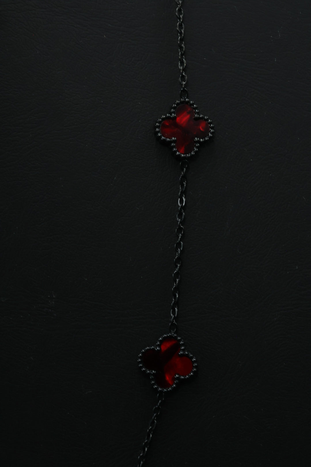 Collar Trébol 13 mm Rojo Marmolado. - Negro.