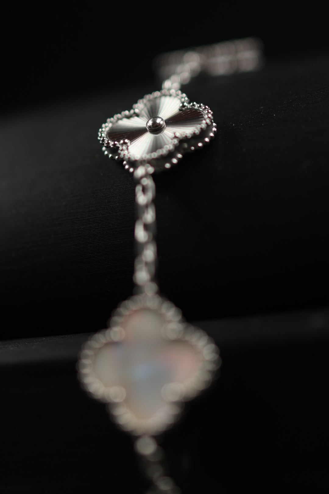 Pulsera Trébol Blanco Tornasol - Láser Plateado.
