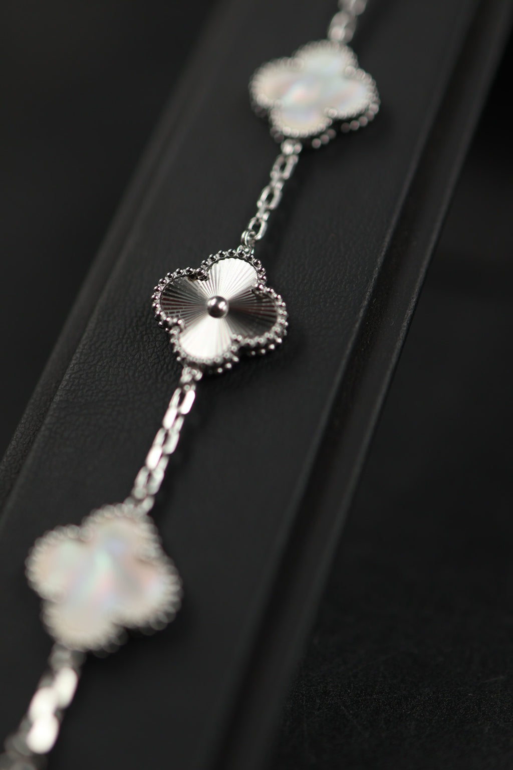 Pulsera Trébol Blanco Tornasol - Láser Plateado.