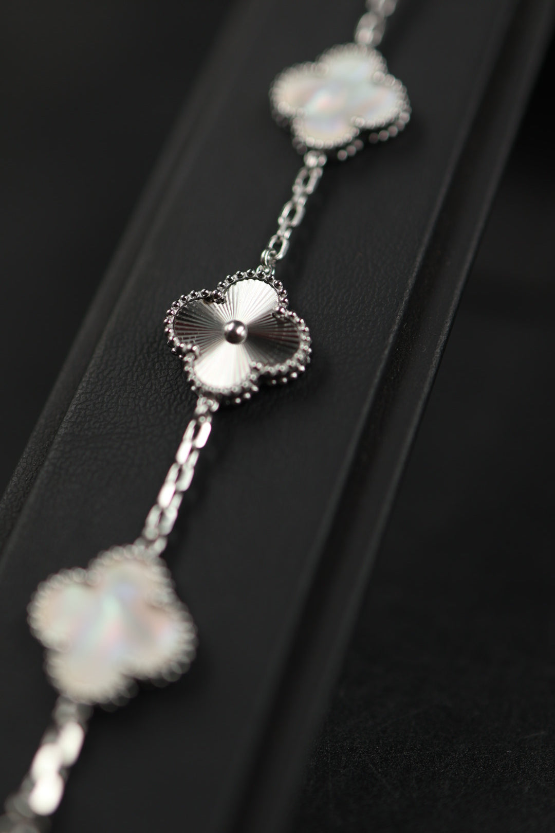 Pulsera Trébol Blanco Tornasol - Láser Plateado.