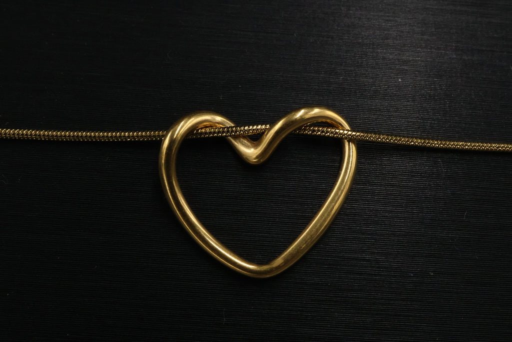 Collar con dije de Corazón Dorado.