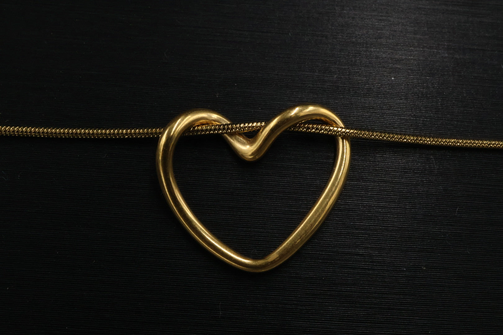 Collar con dije de Corazón Dorado.