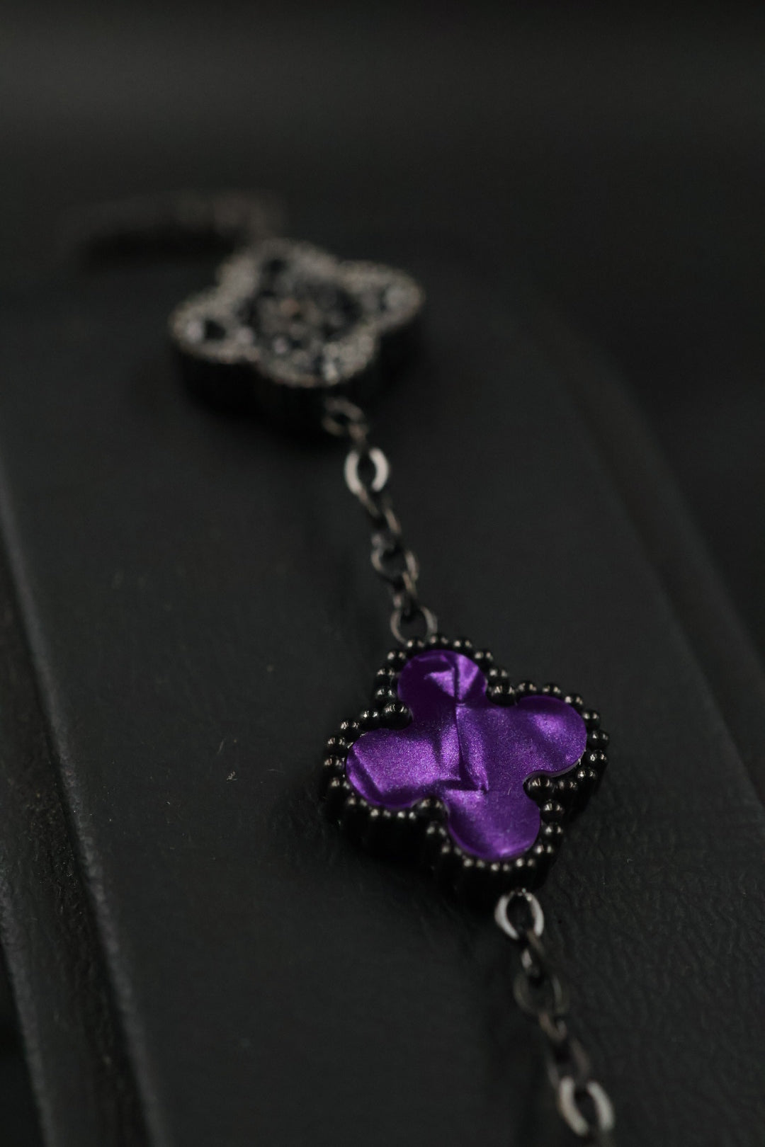 Pulsera Trébol Morado Mármol - Zirconias Negras.
