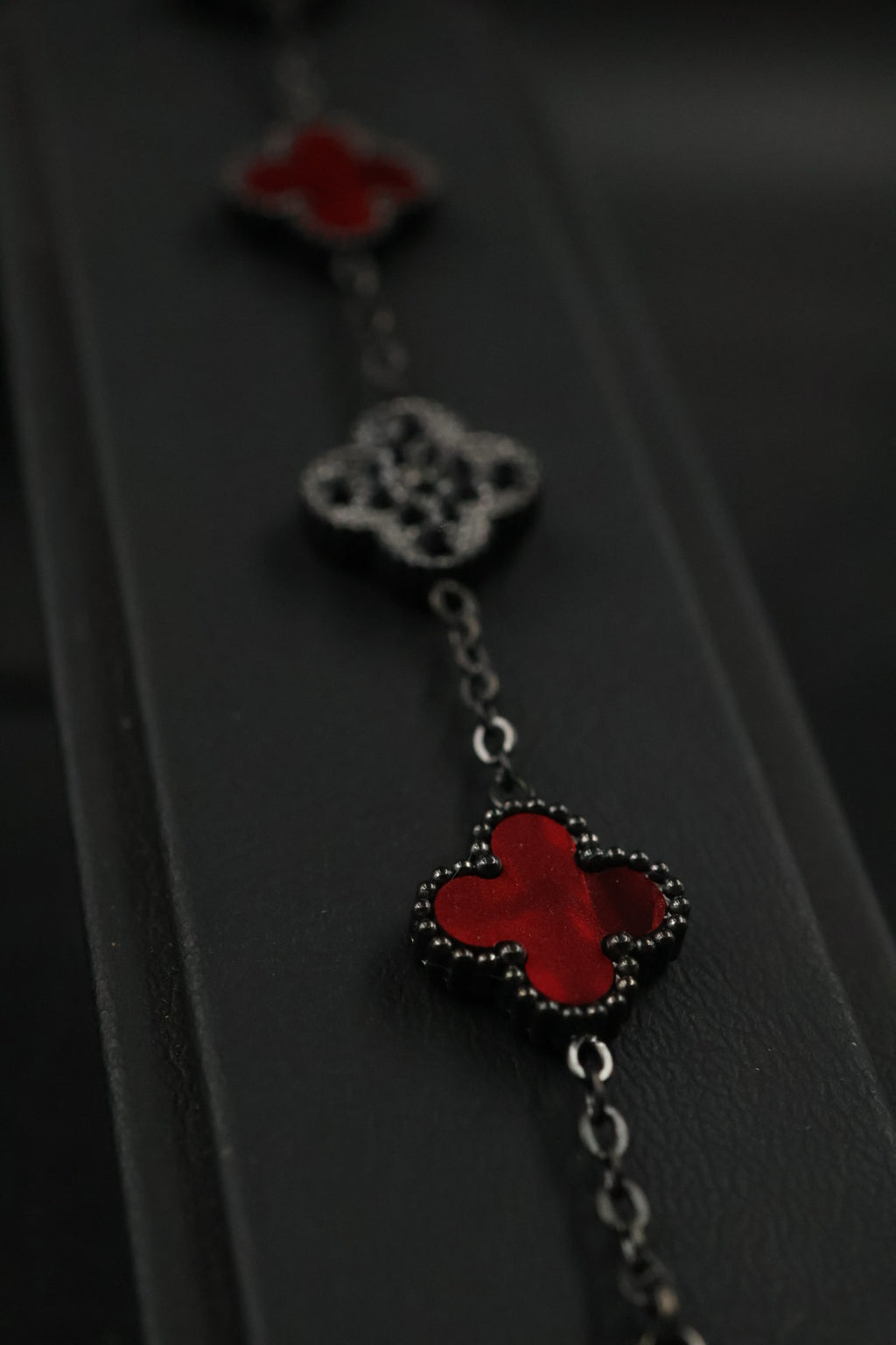 Pulsera Trébol Rojo Mármol- Zirconias Negras.