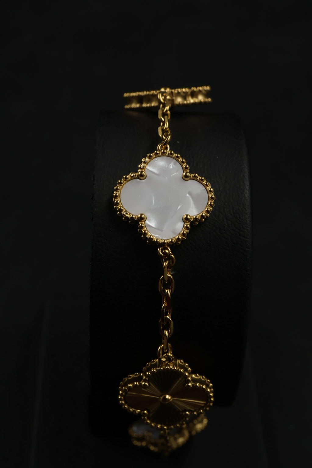 Pulsera Trébol Blanco Nácar - Láser Dorado.